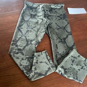 NWT Lululemon Wunder Under Crop Size 4